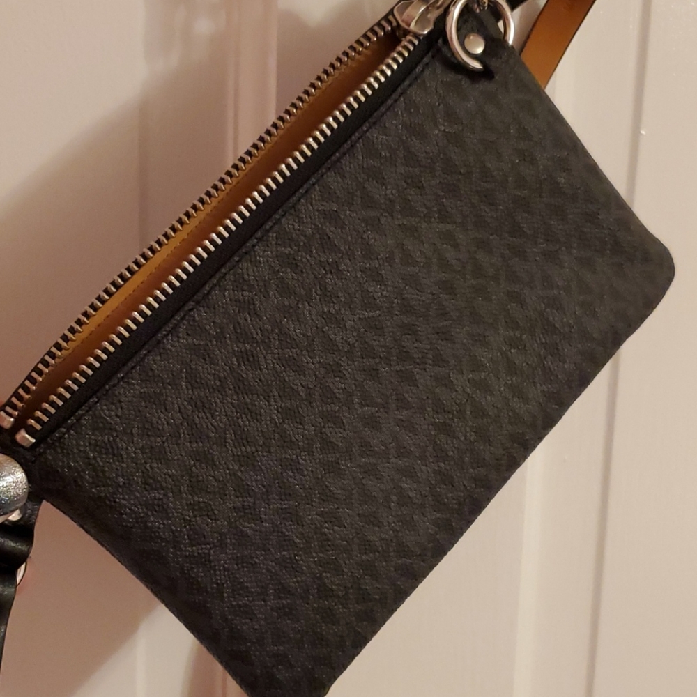 Michael Kors belt clutch - Picture 3 of 3